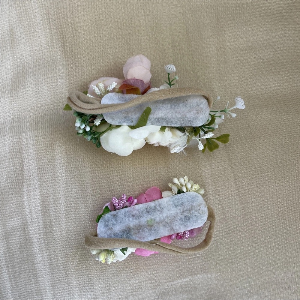 Chic Floral Hair Clip with Pink and White Blooms - Picture 2 of 4